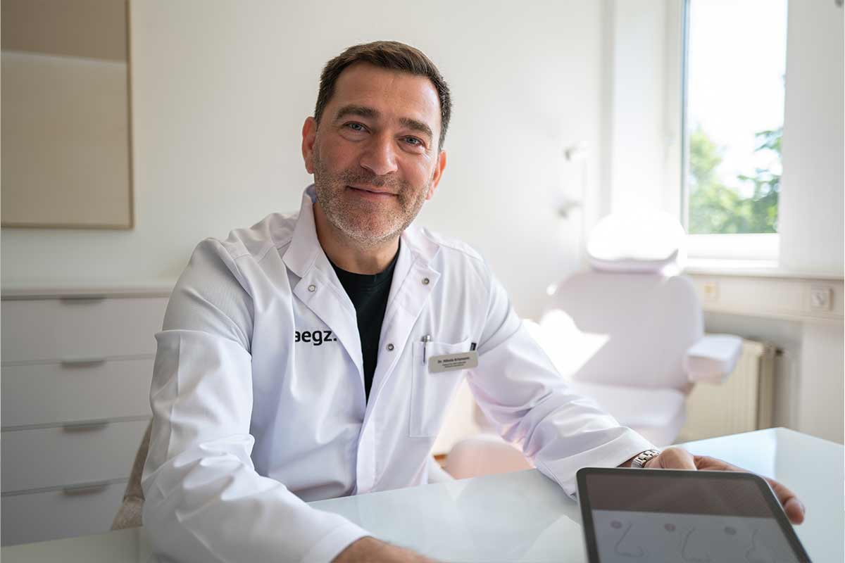 Dr. Krizmanic an Tisch sitzend im aegz. 